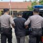 ILUSTRASI: Seorang pria saat dikawal dua petugas kepolisian menuju kendaraan polisi atas dugaan pencabulan (Dok. Seputar Jatim)