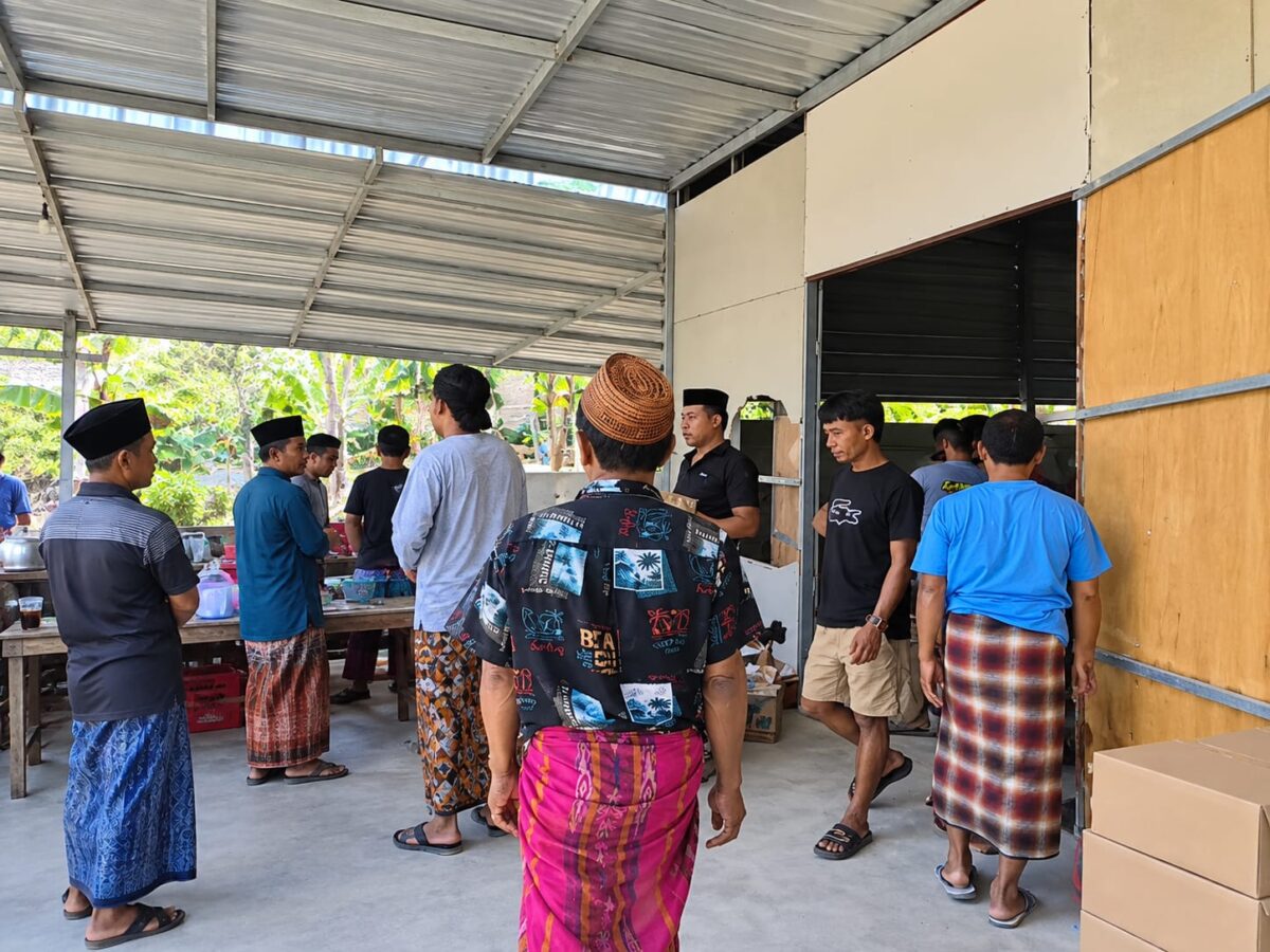 MENEGANGKAN: Situasi saat sejumlah orang mendatangi rumah Siti dan diduga merusak sejumlah fasilitas usahanya di Dusun Salatreh, Desa Plakpak, Pamekasan (Dok. Seputar Jatim)