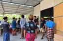 MENEGANGKAN: Situasi saat sejumlah orang mendatangi rumah Siti dan diduga merusak sejumlah fasilitas usahanya di Dusun Salatreh, Desa Plakpak, Pamekasan (Dok. Seputar Jatim)