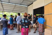 MENEGANGKAN: Situasi saat sejumlah orang mendatangi rumah Siti dan diduga merusak sejumlah fasilitas usahanya di Dusun Salatreh, Desa Plakpak, Pamekasan (Dok. Seputar Jatim)