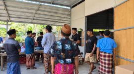 MENEGANGKAN: Situasi saat sejumlah orang mendatangi rumah Siti dan diduga merusak sejumlah fasilitas usahanya di Dusun Salatreh, Desa Plakpak, Pamekasan (Dok. Seputar Jatim)
