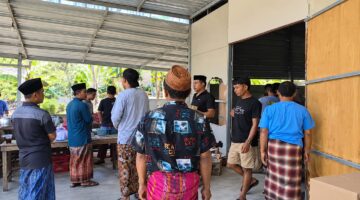MENEGANGKAN: Situasi saat sejumlah orang mendatangi rumah Siti dan diduga merusak sejumlah fasilitas usahanya di Dusun Salatreh, Desa Plakpak, Pamekasan (Dok. Seputar Jatim)