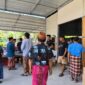 MENEGANGKAN: Situasi saat sejumlah orang mendatangi rumah Siti dan diduga merusak sejumlah fasilitas usahanya di Dusun Salatreh, Desa Plakpak, Pamekasan (Dok. Seputar Jatim)
