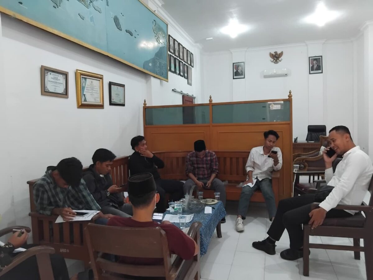 MENUNGGU: Jaringan Kawal Pamekasan (JKP) menggelar audiensi dengan Dinas Ketahanan Pangan dan Pertanian Kabupaten Pamekasan, yang ditemui Kabid Sarana dan Prasarana (Satpras), Tidar (Dok. Seputar Jatim)