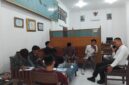 MENUNGGU: Jaringan Kawal Pamekasan (JKP) menggelar audiensi dengan Dinas Ketahanan Pangan dan Pertanian Kabupaten Pamekasan, yang ditemui Kabid Sarana dan Prasarana (Satpras), Tidar (Dok. Seputar Jatim)
