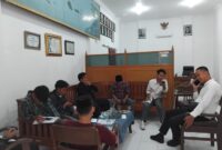 MENUNGGU: Jaringan Kawal Pamekasan (JKP) menggelar audiensi dengan Dinas Ketahanan Pangan dan Pertanian Kabupaten Pamekasan, yang ditemui Kabid Sarana dan Prasarana (Satpras), Tidar (Dok. Seputar Jatim)