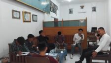 MENUNGGU: Jaringan Kawal Pamekasan (JKP) menggelar audiensi dengan Dinas Ketahanan Pangan dan Pertanian Kabupaten Pamekasan, yang ditemui Kabid Sarana dan Prasarana (Satpras), Tidar (Dok. Seputar Jatim)