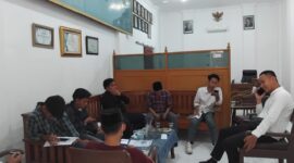 MENUNGGU: Jaringan Kawal Pamekasan (JKP) menggelar audiensi dengan Dinas Ketahanan Pangan dan Pertanian Kabupaten Pamekasan, yang ditemui Kabid Sarana dan Prasarana (Satpras), Tidar (Dok. Seputar Jatim)