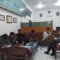 MENUNGGU: Jaringan Kawal Pamekasan (JKP) menggelar audiensi dengan Dinas Ketahanan Pangan dan Pertanian Kabupaten Pamekasan, yang ditemui Kabid Sarana dan Prasarana (Satpras), Tidar (Dok. Seputar Jatim)