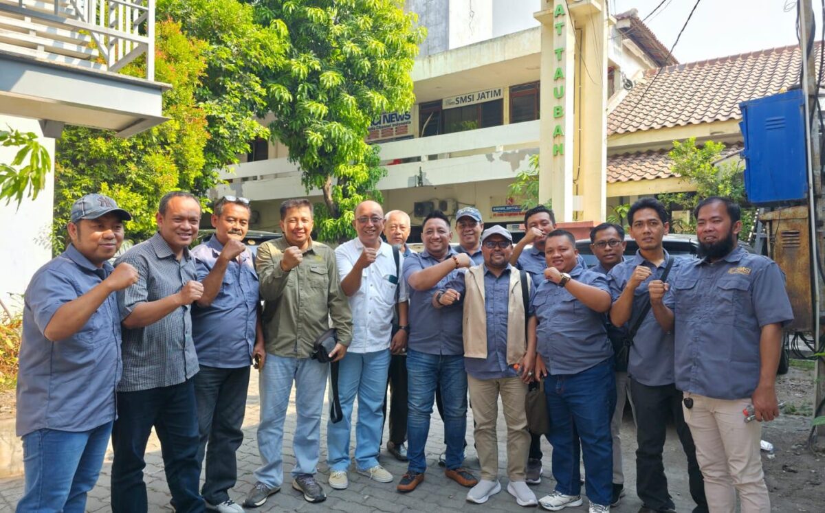 KOMPAK: Foto bersama Pengurus SMSI Jatim dengan SMSI Sumenep, usai rapat bersama (Dok. Seputar Jatim)