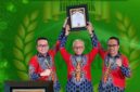 BAHAGIA: Direktur Utama BPRS Bhakti Sumekar, Hairil Fajar (tengah) saat menerima penghargaan dalam ajang Indonesia Collaborative Forum & Infobank Sharia Financial Institution Appreciation 2026 di Hotel Shangri-La, Jakarta (Dok. Seputar Jatim)