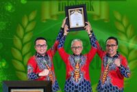 BAHAGIA: Direktur Utama BPRS Bhakti Sumekar, Hairil Fajar (tengah) saat menerima penghargaan dalam ajang Indonesia Collaborative Forum & Infobank Sharia Financial Institution Appreciation 2026 di Hotel Shangri-La, Jakarta (Dok. Seputar Jatim)