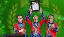 BAHAGIA: Direktur Utama BPRS Bhakti Sumekar, Hairil Fajar (tengah) saat menerima penghargaan dalam ajang Indonesia Collaborative Forum & Infobank Sharia Financial Institution Appreciation 2026 di Hotel Shangri-La, Jakarta (Dok. Seputar Jatim)