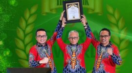 BAHAGIA: Direktur Utama BPRS Bhakti Sumekar, Hairil Fajar (tengah) saat menerima penghargaan dalam ajang Indonesia Collaborative Forum & Infobank Sharia Financial Institution Appreciation 2026 di Hotel Shangri-La, Jakarta (Dok. Seputar Jatim)