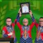 BAHAGIA: Direktur Utama BPRS Bhakti Sumekar, Hairil Fajar (tengah) saat menerima penghargaan dalam ajang Indonesia Collaborative Forum & Infobank Sharia Financial Institution Appreciation 2026 di Hotel Shangri-La, Jakarta (Dok. Seputar Jatim)