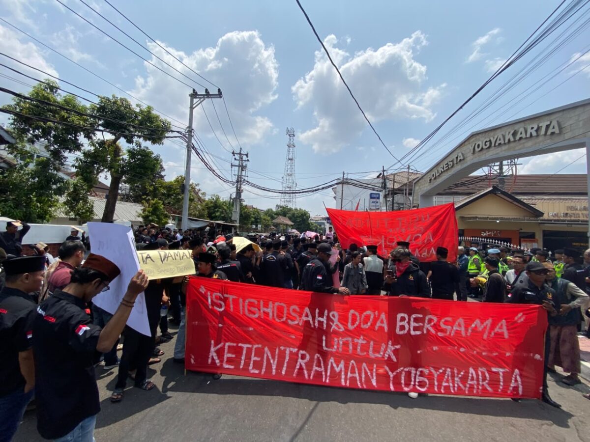 AKSI DAMAI: KMY bersama Paguyuban Toko Kelontong Madura menggelar istighasah dan doa bersama di Polresta Yogyakarta (Dok. Seputar Jatim)
