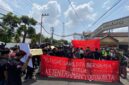 AKSI DAMAI: KMY bersama Paguyuban Toko Kelontong Madura menggelar istighasah dan doa bersama di Polresta Yogyakarta (Dok. Seputar Jatim)