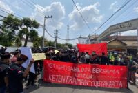 AKSI DAMAI: KMY bersama Paguyuban Toko Kelontong Madura menggelar istighasah dan doa bersama di Polresta Yogyakarta (Dok. Seputar Jatim)