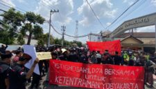 AKSI DAMAI: KMY bersama Paguyuban Toko Kelontong Madura menggelar istighasah dan doa bersama di Polresta Yogyakarta (Dok. Seputar Jatim)