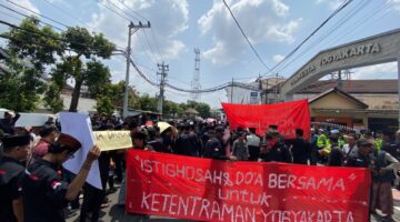 AKSI DAMAI: KMY bersama Paguyuban Toko Kelontong Madura menggelar istighasah dan doa bersama di Polresta Yogyakarta (Dok. Seputar Jatim)