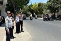 TURLAP: Para petugas LLA Disperkimhub Sumenep, bersama Satlantas Polresta Sumenep, saat menertibkan parkir di beberapa jalan yanf rawan dilanggar (Foto Istimewa)