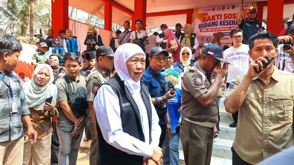 TERSENYUM: Gubernur Jawa Timur, Khofifah Indar Parawansa, saat mengelilingi stand program bantuan sosial dan pelayanan masyarakat dalam kegiatan Sapa Bansos dan Bakti Sosial di Pantai Slopeng, Kabupaten Sumenep (Mufti Che - Seputar Jatim)