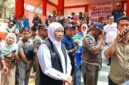 TERSENYUM: Gubernur Jawa Timur, Khofifah Indar Parawansa, saat mengelilingi stand program bantuan sosial dan pelayanan masyarakat dalam kegiatan Sapa Bansos dan Bakti Sosial di Pantai Slopeng, Kabupaten Sumenep (Mufti Che - Seputar Jatim)