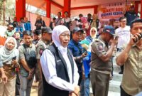 TERSENYUM: Gubernur Jawa Timur, Khofifah Indar Parawansa, saat mengelilingi stand program bantuan sosial dan pelayanan masyarakat dalam kegiatan Sapa Bansos dan Bakti Sosial di Pantai Slopeng, Kabupaten Sumenep (Mufti Che - Seputar Jatim)