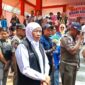 TERSENYUM: Gubernur Jawa Timur, Khofifah Indar Parawansa, saat mengelilingi stand program bantuan sosial dan pelayanan masyarakat dalam kegiatan Sapa Bansos dan Bakti Sosial di Pantai Slopeng, Kabupaten Sumenep (Mufti Che - Seputar Jatim)