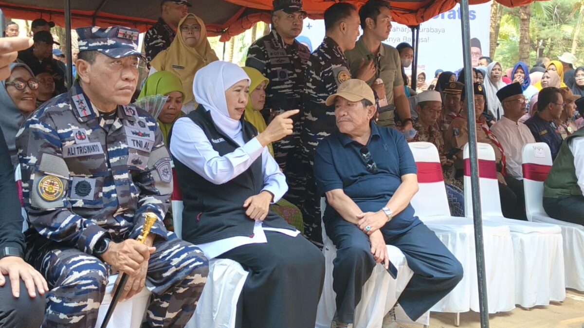 DUDUK: Gubernur Jawa Timur Khofifah Indar Parawansa (tengah) saat berkomunikasi dengan Wakil Bupati Sumenep, Imam Hasyim (kanan) di sela kegiatan Sapa Bansos dan Bakti Sosial Jawa Timur dalam rangka Hari Jadi ke-81 Provinsi Jawa Timur (Mufti Che - Seputar Jatim)