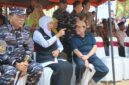 DUDUK: Gubernur Jawa Timur Khofifah Indar Parawansa (tengah) saat berkomunikasi dengan Wakil Bupati Sumenep, Imam Hasyim (kanan) di sela kegiatan Sapa Bansos dan Bakti Sosial Jawa Timur dalam rangka Hari Jadi ke-81 Provinsi Jawa Timur (Mufti Che - Seputar Jatim)