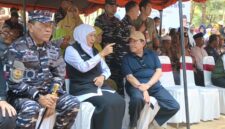 DUDUK: Gubernur Jawa Timur Khofifah Indar Parawansa (tengah) saat berkomunikasi dengan Wakil Bupati Sumenep, Imam Hasyim (kanan) di sela kegiatan Sapa Bansos dan Bakti Sosial Jawa Timur dalam rangka Hari Jadi ke-81 Provinsi Jawa Timur (Mufti Che - Seputar Jatim)