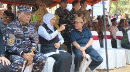 DUDUK: Gubernur Jawa Timur Khofifah Indar Parawansa (tengah) saat berkomunikasi dengan Wakil Bupati Sumenep, Imam Hasyim (kanan) di sela kegiatan Sapa Bansos dan Bakti Sosial Jawa Timur dalam rangka Hari Jadi ke-81 Provinsi Jawa Timur (Mufti Che - Seputar Jatim)