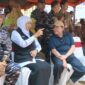 DUDUK: Gubernur Jawa Timur Khofifah Indar Parawansa (tengah) saat berkomunikasi dengan Wakil Bupati Sumenep, Imam Hasyim (kanan) di sela kegiatan Sapa Bansos dan Bakti Sosial Jawa Timur dalam rangka Hari Jadi ke-81 Provinsi Jawa Timur (Mufti Che - Seputar Jatim)
