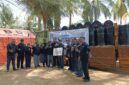 SEMANGAT: Salah satu pihak saat menerima bantuan aspal drum untuk penanganan jalan berlubang di Kabupaten Sumenep, Jawa Timur (Mufti Che - Seputar Jatim)