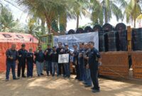 SEMANGAT: Salah satu pihak saat menerima bantuan aspal drum untuk penanganan jalan berlubang di Kabupaten Sumenep, Jawa Timur (Mufti Che - Seputar Jatim)