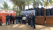 SEMANGAT: Salah satu pihak saat menerima bantuan aspal drum untuk penanganan jalan berlubang di Kabupaten Sumenep, Jawa Timur (Mufti Che - Seputar Jatim)