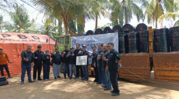SEMANGAT: Salah satu pihak saat menerima bantuan aspal drum untuk penanganan jalan berlubang di Kabupaten Sumenep, Jawa Timur (Mufti Che - Seputar Jatim)