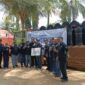 SEMANGAT: Salah satu pihak saat menerima bantuan aspal drum untuk penanganan jalan berlubang di Kabupaten Sumenep, Jawa Timur (Mufti Che - Seputar Jatim)