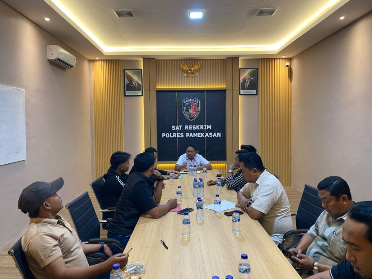 AUDIENSI: Jaka Jatim Korda Pamekasan mendatangi Polres Pamekasan, untuk mengawal laporan dugaan perusakan rumah, pengambilan barang tanpa izin, dan teror celurit kepada salah satu ibu rumah tangga (Dok. Seputar Jatim)