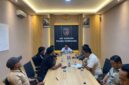AUDIENSI: Jaka Jatim Korda Pamekasan mendatangi Polres Pamekasan, untuk mengawal laporan dugaan perusakan rumah, pengambilan barang tanpa izin, dan teror celurit kepada salah satu ibu rumah tangga (Dok. Seputar Jatim)