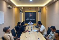 AUDIENSI: Jaka Jatim Korda Pamekasan mendatangi Polres Pamekasan, untuk mengawal laporan dugaan perusakan rumah, pengambilan barang tanpa izin, dan teror celurit kepada salah satu ibu rumah tangga (Dok. Seputar Jatim)