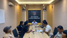 AUDIENSI: Jaka Jatim Korda Pamekasan mendatangi Polres Pamekasan, untuk mengawal laporan dugaan perusakan rumah, pengambilan barang tanpa izin, dan teror celurit kepada salah satu ibu rumah tangga (Dok. Seputar Jatim)