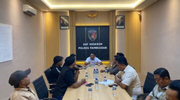 AUDIENSI: Jaka Jatim Korda Pamekasan mendatangi Polres Pamekasan, untuk mengawal laporan dugaan perusakan rumah, pengambilan barang tanpa izin, dan teror celurit kepada salah satu ibu rumah tangga (Dok. Seputar Jatim)
