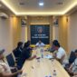 AUDIENSI: Jaka Jatim Korda Pamekasan mendatangi Polres Pamekasan, untuk mengawal laporan dugaan perusakan rumah, pengambilan barang tanpa izin, dan teror celurit kepada salah satu ibu rumah tangga (Dok. Seputar Jatim)