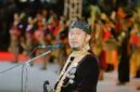 BERBUSANA ADAT: Bupati Sumenep, Achmad Fauzi Wongsojudo, saat menyampaikan sambutan dalam Prosesi Arya Wiraraja dan Festival Musik Tong-Tong KEN 2026 (Dok. Seputar Jatim)