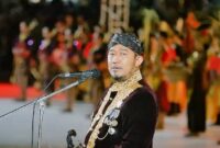 BERBUSANA ADAT: Bupati Sumenep, Achmad Fauzi Wongsojudo, saat menyampaikan sambutan dalam Prosesi Arya Wiraraja dan Festival Musik Tong-Tong KEN 2026 (Dok. Seputar Jatim)