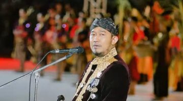 BERBUSANA ADAT: Bupati Sumenep, Achmad Fauzi Wongsojudo, saat menyampaikan sambutan dalam Prosesi Arya Wiraraja dan Festival Musik Tong-Tong KEN 2026 (Dok. Seputar Jatim)