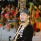 BERBUSANA ADAT: Bupati Sumenep, Achmad Fauzi Wongsojudo, saat menyampaikan sambutan dalam Prosesi Arya Wiraraja dan Festival Musik Tong-Tong KEN 2026 (Dok. Seputar Jatim)
