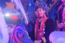 BERBUSANA ADAT: Bupati Sumenep, Achmad Fauzi Wongsojudo, menaiki kereta Musik Tong-Tong saat Festival Musik Tong-Tong se-Madura 2026 di Kabupaten Sumenep (Dok. Seputar Jatim)